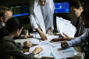 grupo-gente arabe -negocios-trabajando-juntos-sala-